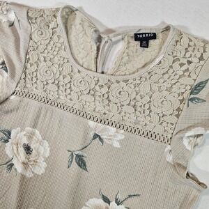 Torrid Babydoll Top Women's Size 00 Beige Floral Print Lace Yoke